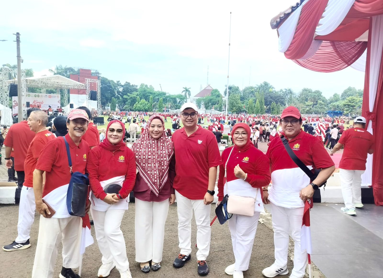 Foto bersama dengan Para kepala Dinas pada acara Kirab Bendera Merah Putih dengan Bupati, Wakil Bupati, Forkopimda dan peserta Kirab Bendera Merah Putih Kabupaten Bogor.